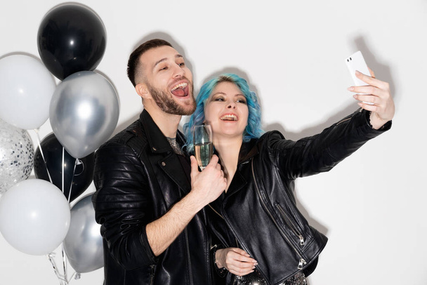 birthday selfie happy couple party celebration - 写真・画像