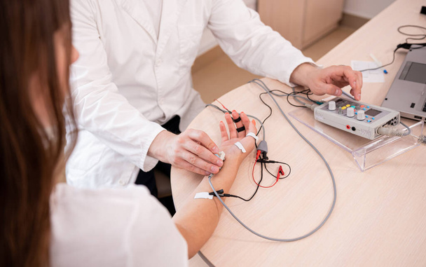 Patient nerves testing using electromyography at medical center - Zdjęcie, obraz