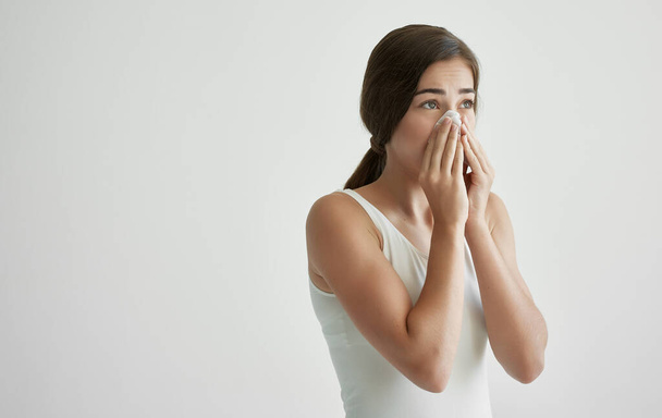 Erkältete Frau wischt sich Nase mit Taschentuch Grippe gesundheitliche Probleme - Foto, Bild