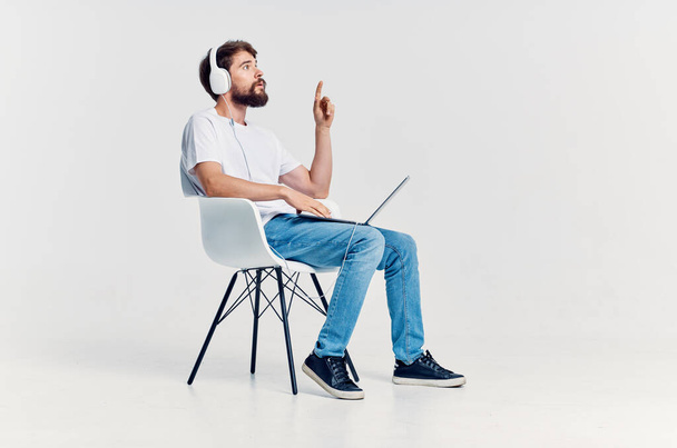 милий чоловік слухає музику з навушниками розваги
 - Фото, зображення