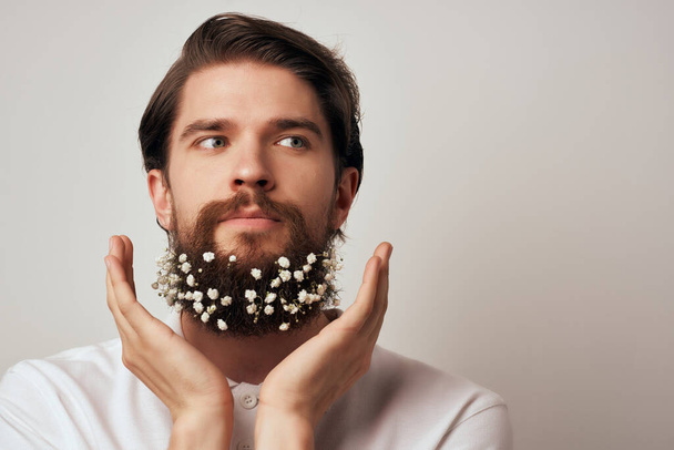 uomo barbuto con fiori in barba In camicia Studio Lifestyle - Foto, immagini