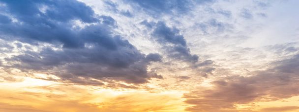Panoramic view of the twilight sky and sunlight with clouds, nature background image. - Foto, Imagem