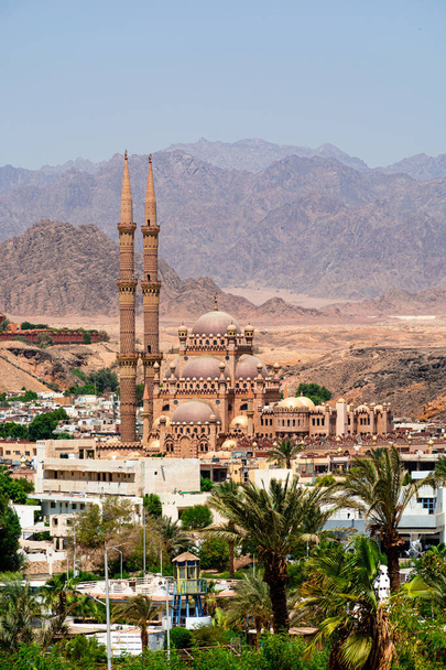 Al-Sahaba-Moschee vor dem Hintergrund der Berge der Sinai-Halbinsel in Sharm El Sheikh - Foto, Bild