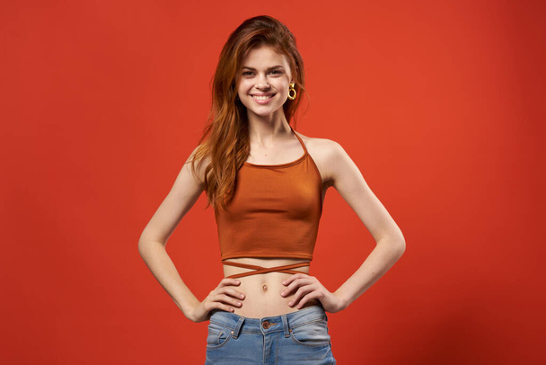 hübsche Frau in rotem T-Shirt Jeans Modedekoration - Foto, Bild