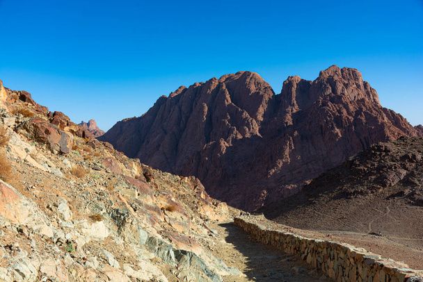 Egitto, sentiero per il Monte Mosè in una luminosa giornata di sole, vista sulle montagne - Foto, immagini