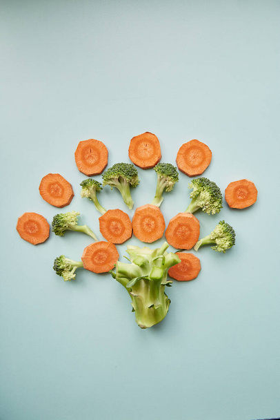 Porkkanat ja parsakaali - terveellinen ruoka kukka ylhäältä näkymä. Laadukas kuva - Valokuva, kuva