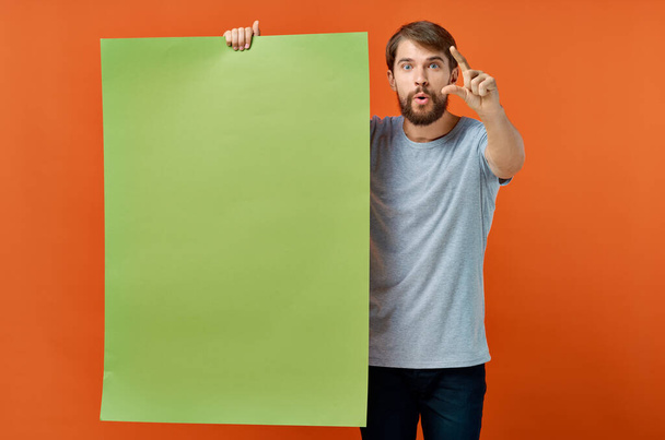 συναισθηματικός άνθρωπος διαφήμιση μάρκετινγκ αντίγραφο χώρου πορτοκαλί φόντο - Φωτογραφία, εικόνα