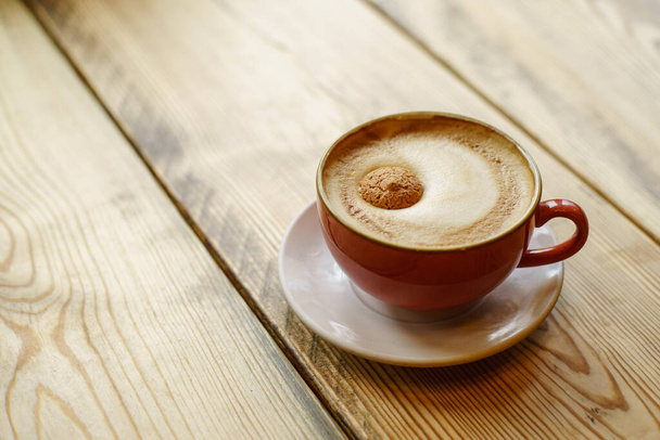 Cappuccino Καφές σε ξύλινο τραπέζι, Ηνωμένο Βασίλειο - Φωτογραφία, εικόνα