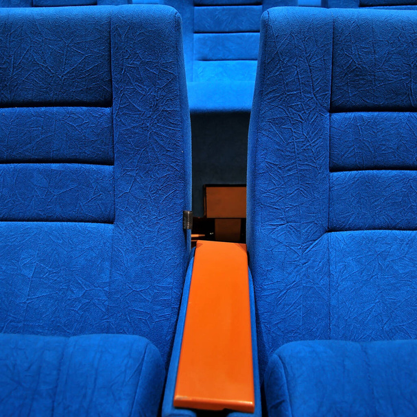 Moderner Kinosaal leer und blaue bequeme Sitze, Kinosessel oder Stuhl - Foto, Bild