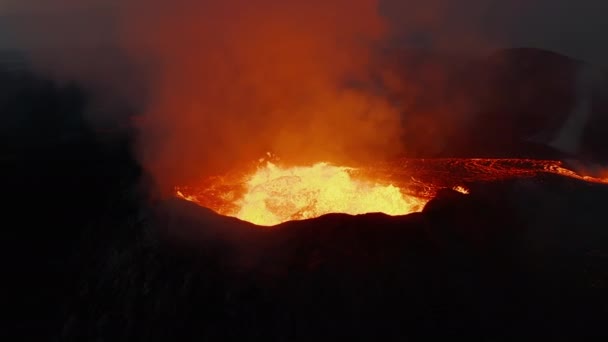 Fliegen Sie um aktiven Vulkan. Nahaufnahme von kochendem geschmolzenem Magma im Krater. Macht der Natur. Vulkan Fagradalsfjall. Island, 2021 - Filmmaterial, Video