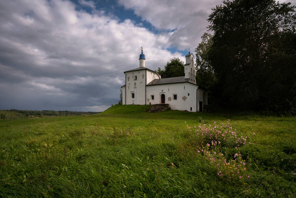 Iglesia de San Nicolás en Gorodishche (iglesia Nikolskaya) en Truvorov Gorodishche en un día soleado de verano con nubes. Stary Izborsk, región de Pskov, Rusia - Foto, imagen