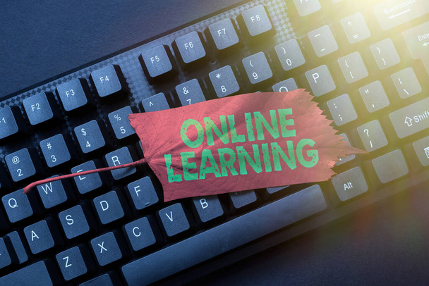 Znak ręcznego pisania Online Learning. Koncepcja oznacza narzędzie edukacyjne oparte i dostępne z Internet Typing Program Code Script, Abstract Pobieranie New Online Journal - Zdjęcie, obraz