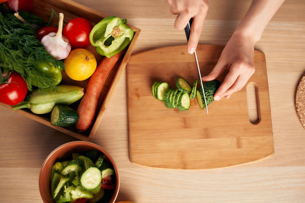 couper des légumes frais sur une planche à découper cuisine manger sainement à la maison - Photo, image