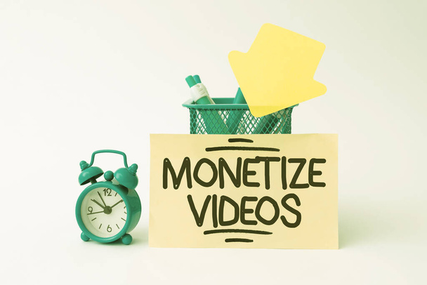 Aláírás Monetize videók megjelenítése. Concept jelentése folyamat pénzt keresni a feltöltött YouTube videók Rendezés Munkaterület Beállítás Íróasztal Eszközök és berendezések Időgazdálkodás - Fotó, kép