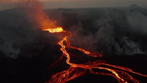 Erstaunlicher Blick aus der Höhe auf geschmolzene Lava, die auf den Boden strömt. Aktiver Vulkanausbruch in der Dämmerung. Vulkan Fagradalsfjall. Island, 2021 - Filmmaterial, Video