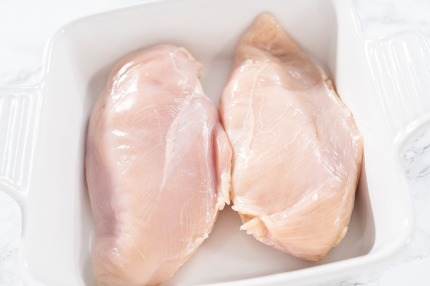 Koření kuře se solí a pepřem na pečení v misce. - Fotografie, Obrázek