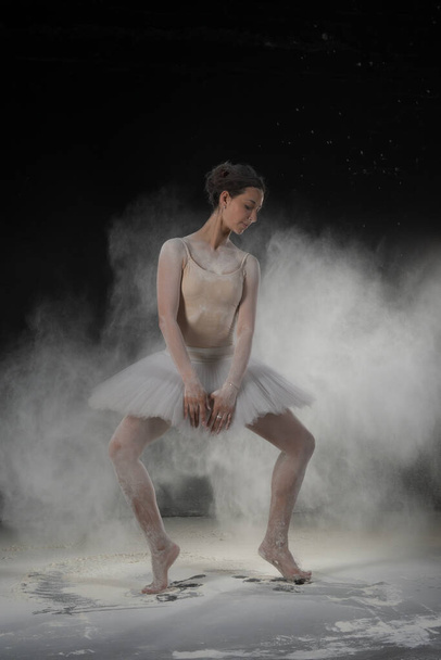 kaunis ballerina tanssia valkoisissa jauhoissa - Valokuva, kuva