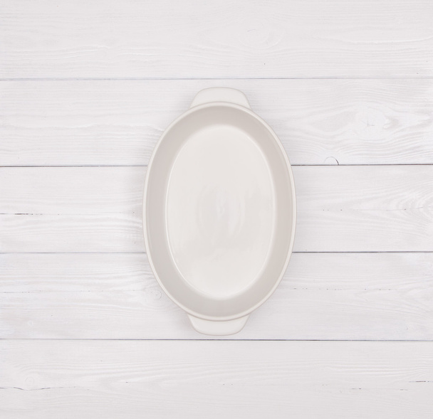 Empty plate on white wood - Zdjęcie, obraz