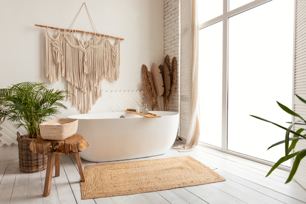 Hangulatos üres modern fürdőszoba háttér fehér fürdőkáddal és ablakkal - Fotó, kép