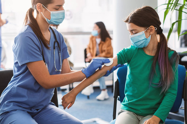 Paciente adolescente preparándose para vacunarse contra Covid-19 - Foto, Imagen