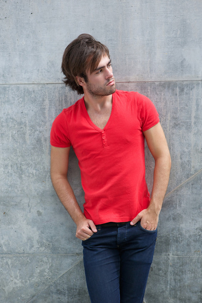 model mężczyzna pozowanie w czerwoną koszulę i dżinsy - Zdjęcie, obraz