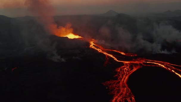 Dia- und Schwenkaufnahmen von Lava zeigen einen aktiven Vulkanausbruch. Fließender geschmolzener Lavastrom. Vulkan Fagradalsfjall. Island, 2021 - Filmmaterial, Video