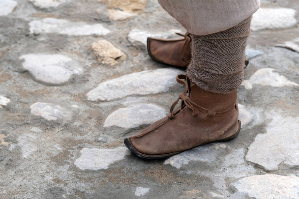 Festival historické rekonstrukce, krásné zázemí s nohama rytíře ve starých botách - Fotografie, Obrázek