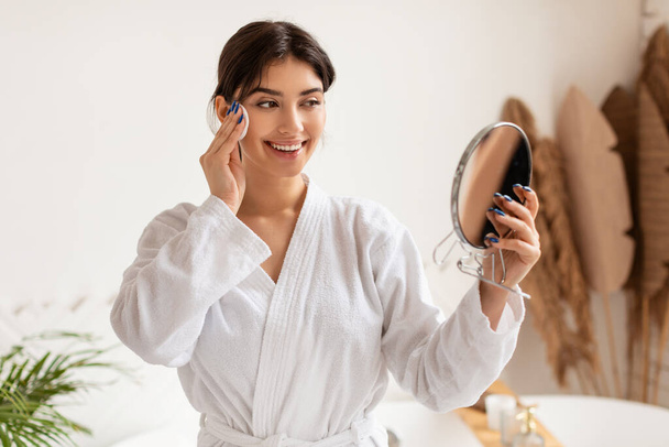 Cilt Bakımı Yapan Kadın Pamuk Pedi Kullanıyor Ayna Tutucu Kapalı Alan - Fotoğraf, Görsel