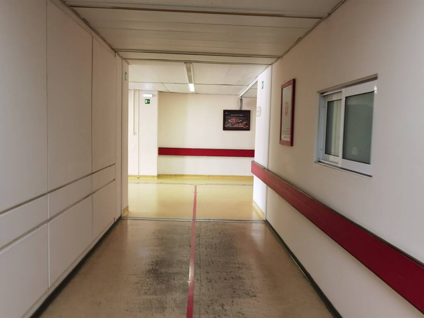 kórház folyosó medern kerekesszék sebészeti ágy modern egészség  - Fotó, kép