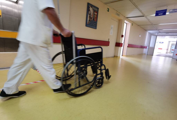 Krankenhausflur medern Rollstuhl chirurgisches Bett moderne Gesundheit  - Foto, Bild