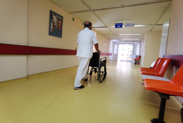 Krankenhausflur medern Rollstuhl chirurgisches Bett moderne Gesundheit  - Foto, Bild