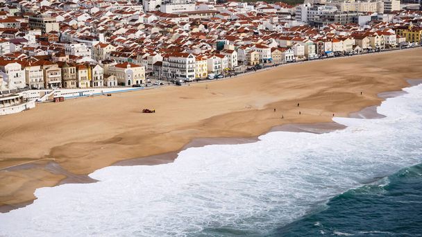 ポルトガルのナザルシティビーチ - 写真・画像