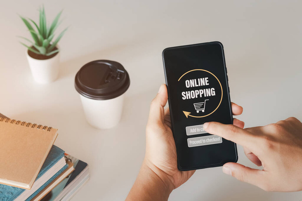 Online einkaufen, über die Smartphone-App online in einem Online-Shop einkaufen. - Foto, Bild