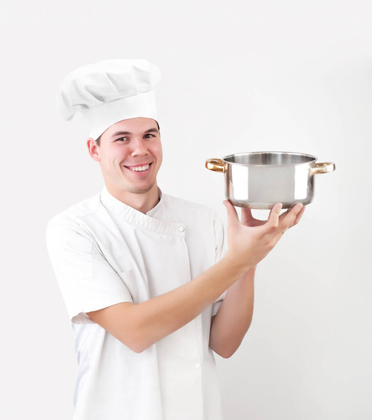 happy caucasian chef holding empty saucepan isolated on white background. smiley face. - Foto, Imagen