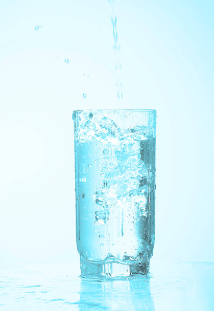  pouring water pouring into a glass isolated  - Foto, Imagen