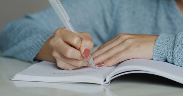 La mujer escribe en el cuaderno - Foto, Imagen