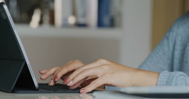 Woman work on tablet computer at home - Foto, Imagem