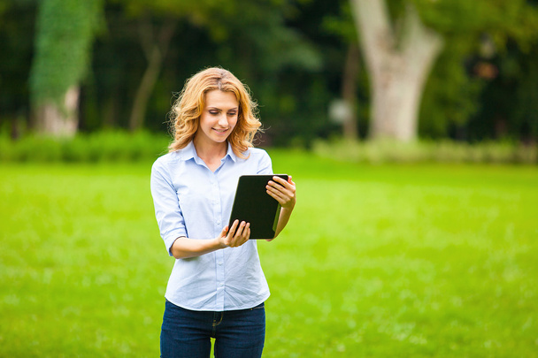 young lady with tablet in park - Foto, immagini