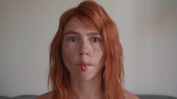 Kızıl saçlı çekici bir genç kız. Farklı duygular gösterir - Video, Çekim