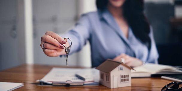 Imobiliário ou corretor residencial ou agente mostrando a chave para casa e aluguel de carro - Foto, Imagem