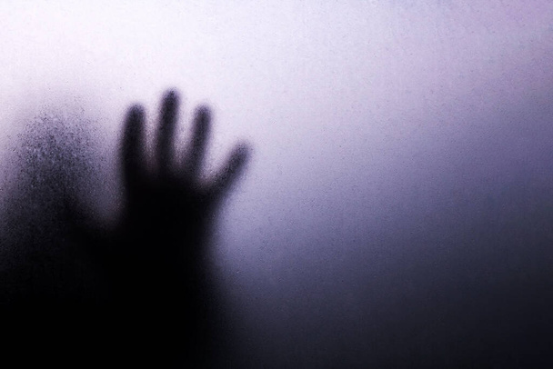 Mão silhueta preta atrás de vidro enevoado em sombras - Foto, Imagem