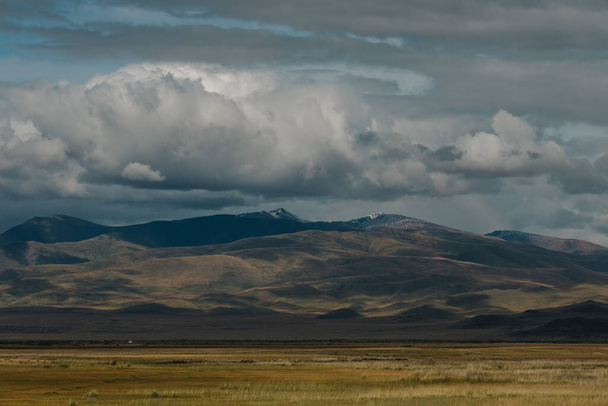 Blízkost okresního centra obce Kosh-Agach na jihu Chuyského pohoří v Altai. - Fotografie, Obrázek