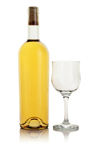 Uma garrafa de vinho branco e um copo sobre um fundo branco. - Foto, Imagem