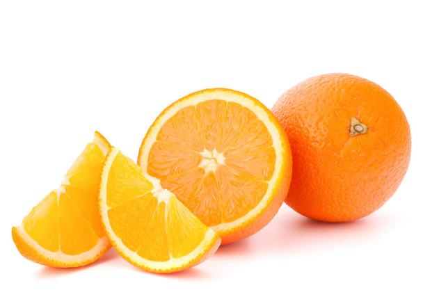 hele oranje groenten en zijn segmenten of cantles geïsoleerd op witte achtergrond knipsel - Foto, afbeelding