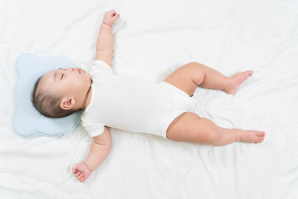 眠っている赤ちゃん,快適なベッドの上で魅力的な新生児の選択的な焦点の肖像画 - 写真・画像