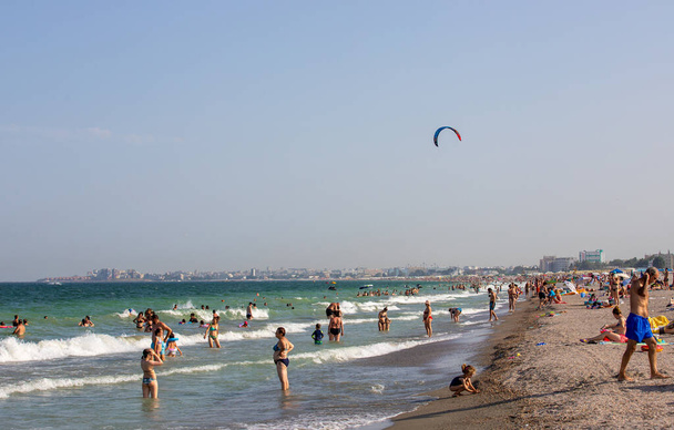 MAMAIA, ROMANIA - Jul 30, 2021: The tourists enjoying the beach at Black Sea in Mamaia resort, Romania - Foto, Imagem