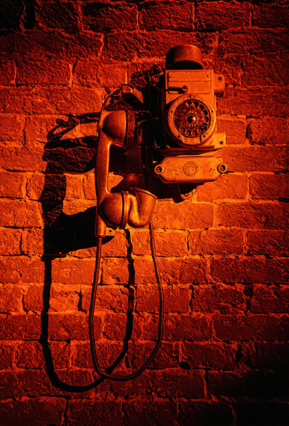 レンガの壁にヴィンテージロータリーダイヤル電話 - 写真・画像