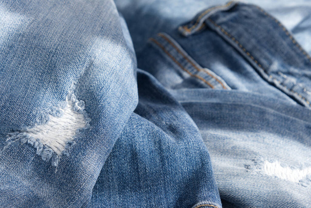 sfondo di blu accartocciato strappato jeans. Da vicino.  - Foto, immagini