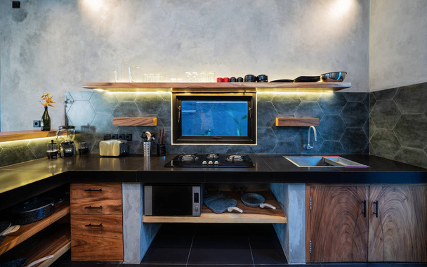 Moderno gran lujo cocina gris oscuro primer plano con botella de vino en el mostrador de la cocina, bajo llave - Foto, Imagen