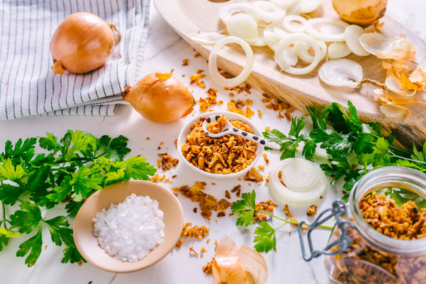Hacer cebollas fritas caseras con ingredientes en la mesa de cocina blanca - Foto, Imagen